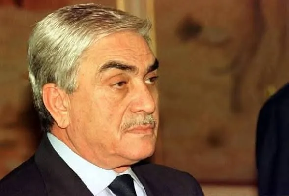 وصول جثمان الرئيس الأسبق اليامين زروال إلى قصر الشعب