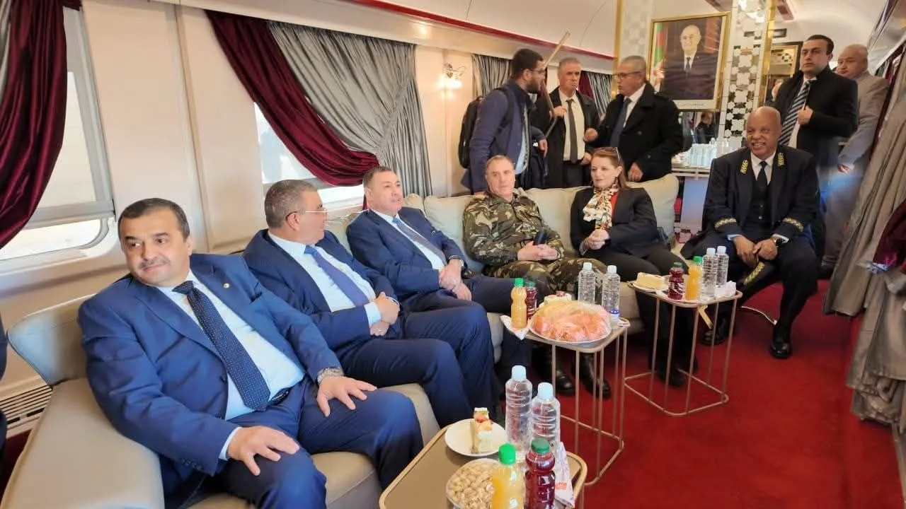 وفد وزاري هام يقوم برحلة تجريبية على قطار تندوف_غار الجبيلات