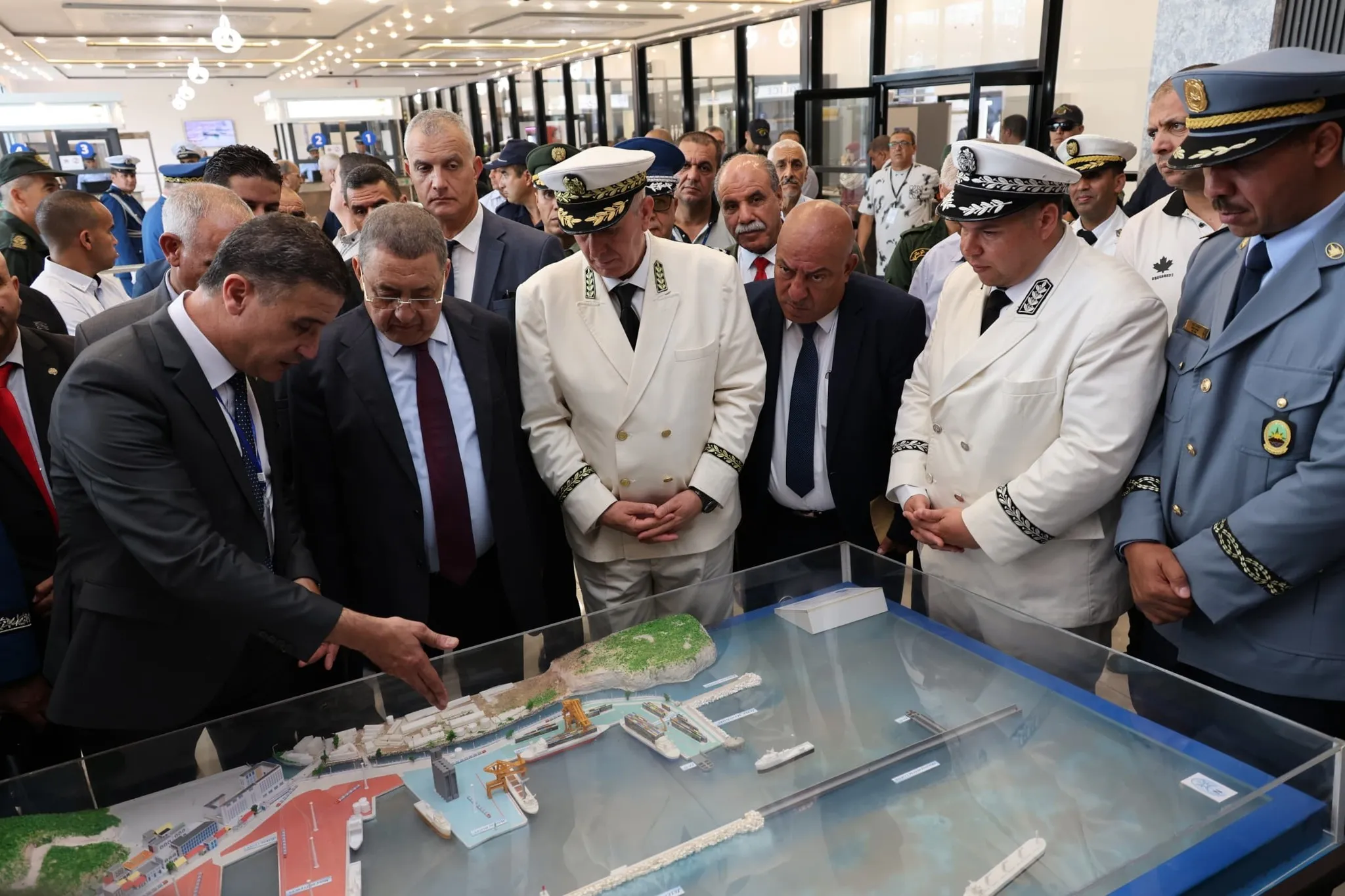 وزير الداخلية يقف على ظروف استقبال الجالية الجزائرية بميناء الغزوات