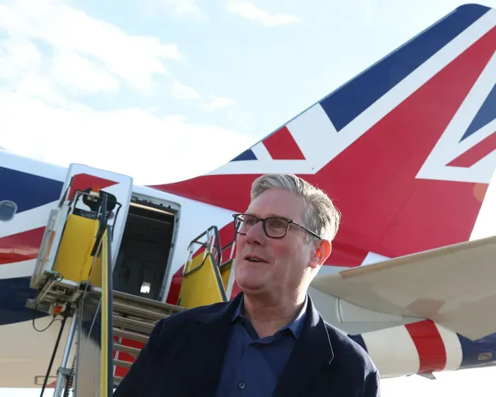 257 ألف بريطاني يهاجرون خلال عام واحد وسط غضب من سياسات ستارمر