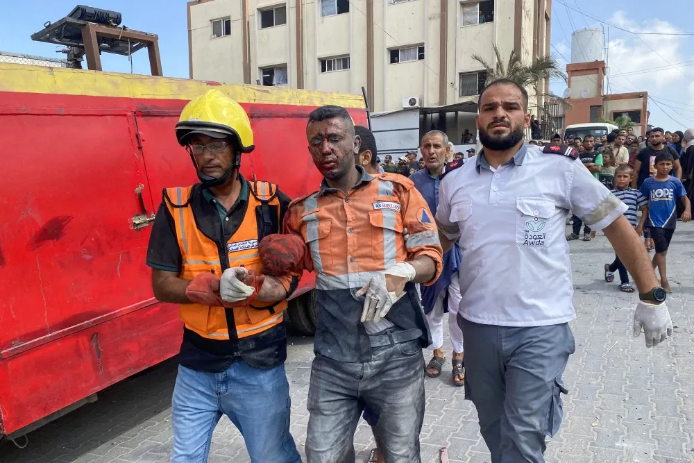 غارات الكيان الصهيوني على مستشفى ناصر: 15 شهيدًا بينهم 4 صحفيين