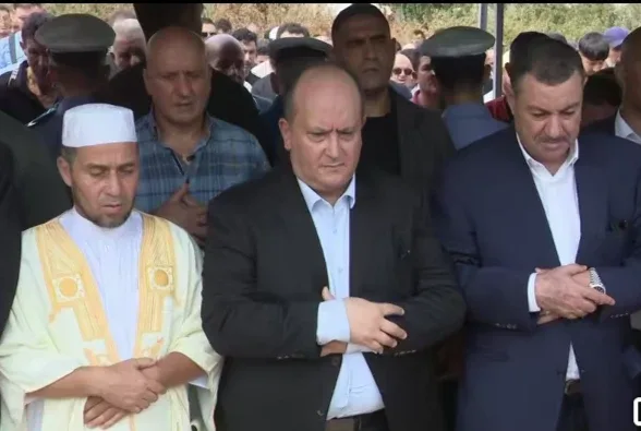 الوزير الأول يشارك في تشييع ضحايا الحرائق بجيجل