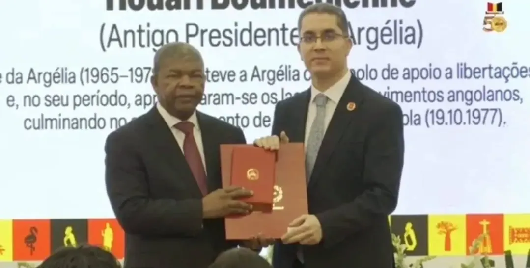 الرئيس الأنغولي يكرم الرئيسين الراحلين هواري بومدين وأحمد بن بلة