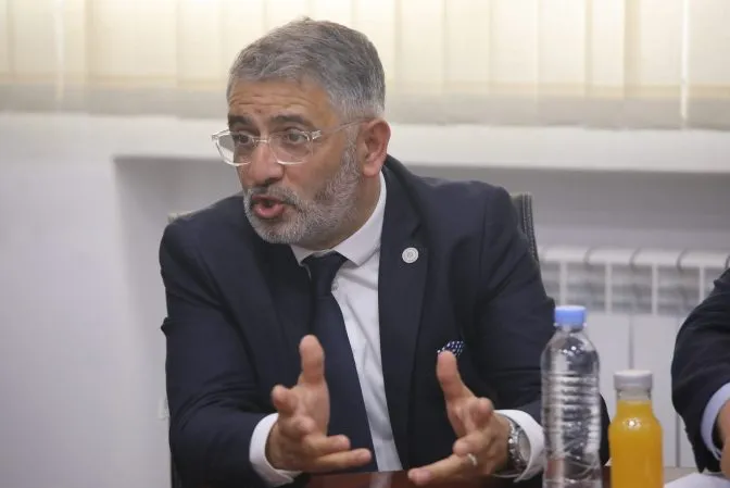 حين يكون الصمت موقفاً.. الجالية الجزائرية ترد بوعي