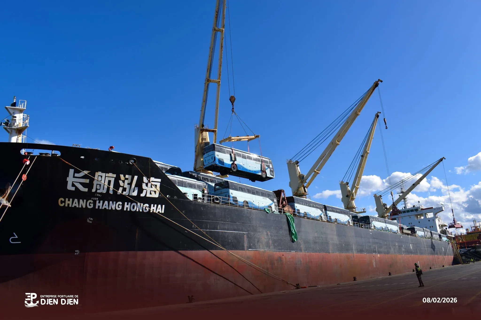 ميناء جن جن يستقبل دفعة جديدة من الحافلات المستوردة