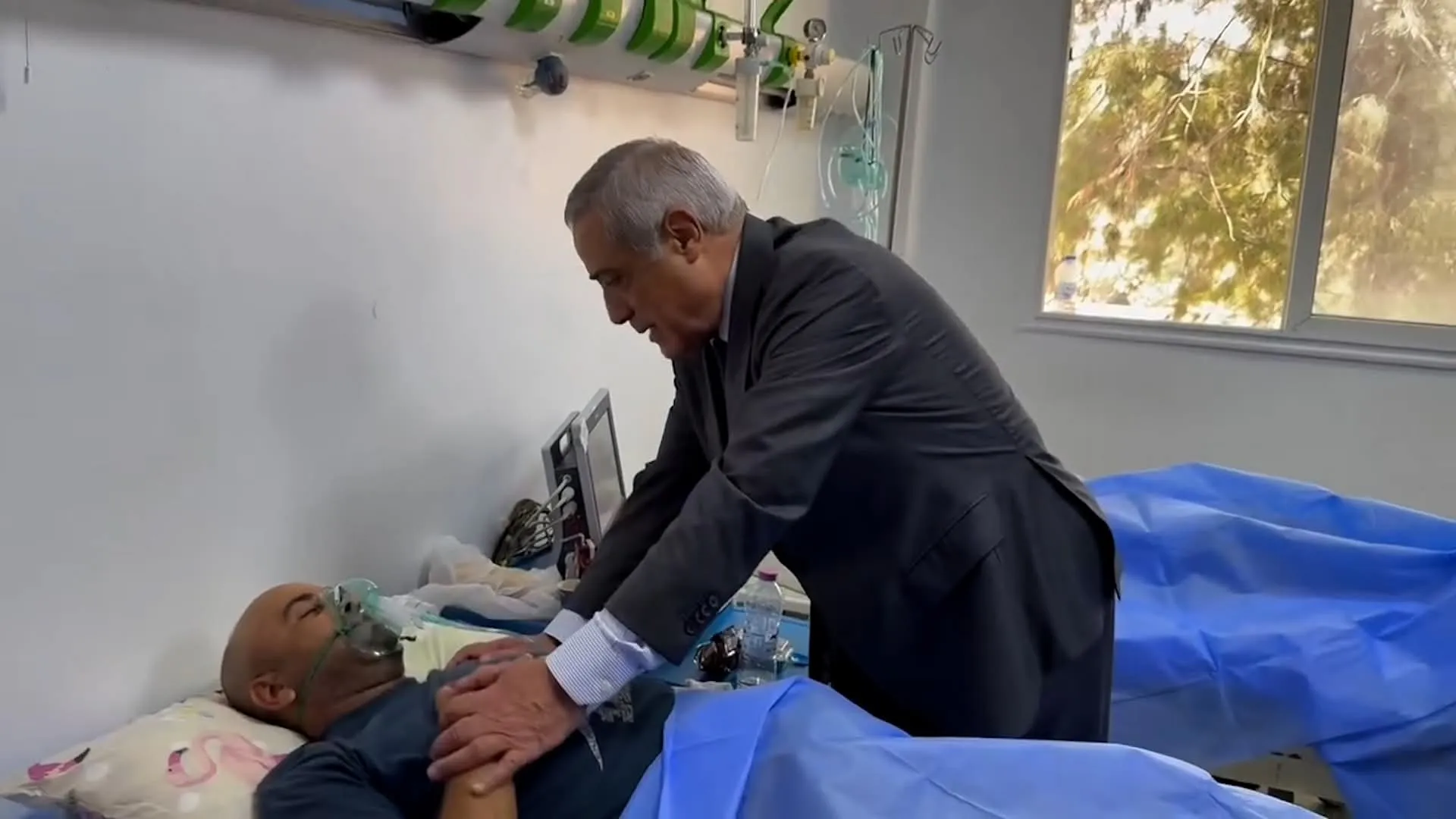 الوزير الأول يزور ضحايا حادث واد الحراش بمستشفى زميرلي