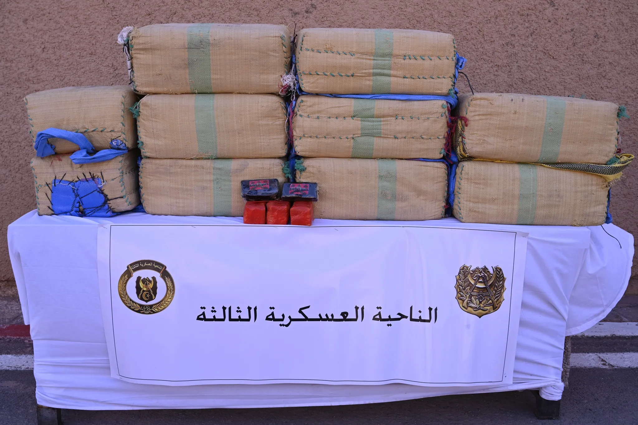 بعد القضاء على 3 مهربين مغربيين..حجز أكثر من 8 قناطير من المخدرات في بشار