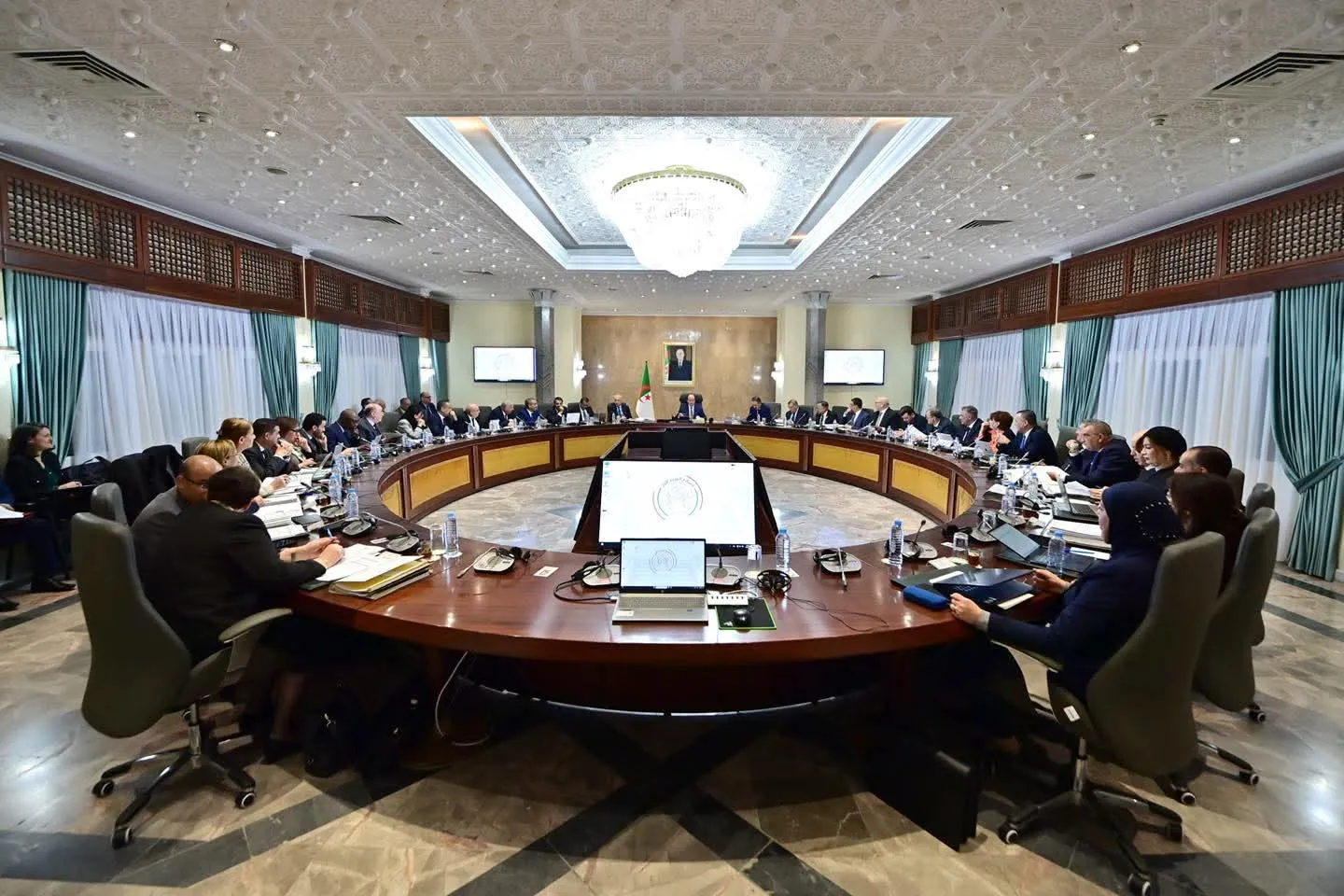 إنجاز محوري دوران السحاولة وبابا علي.. الوزير الأول يترأس اجتماعا للحكومة