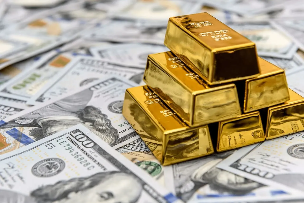 ارتفاع الدولار يضغط على أسعار الذهب