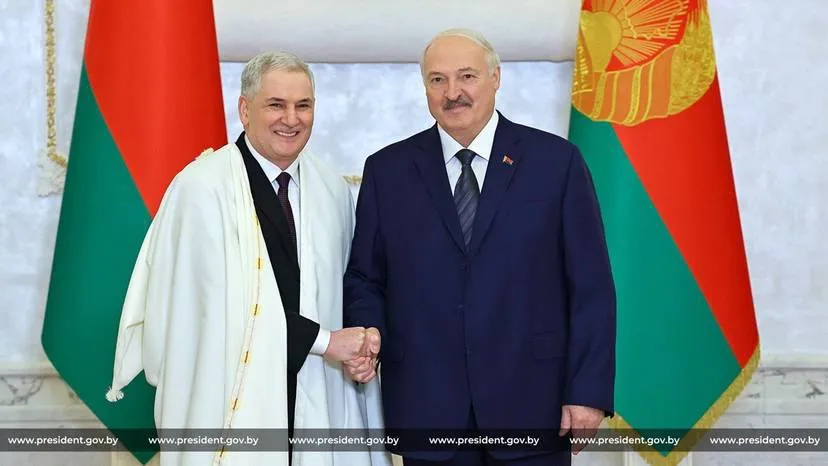 سفير الجزائر لدى بيلاروسيا يقدم أوراق  اعتماده