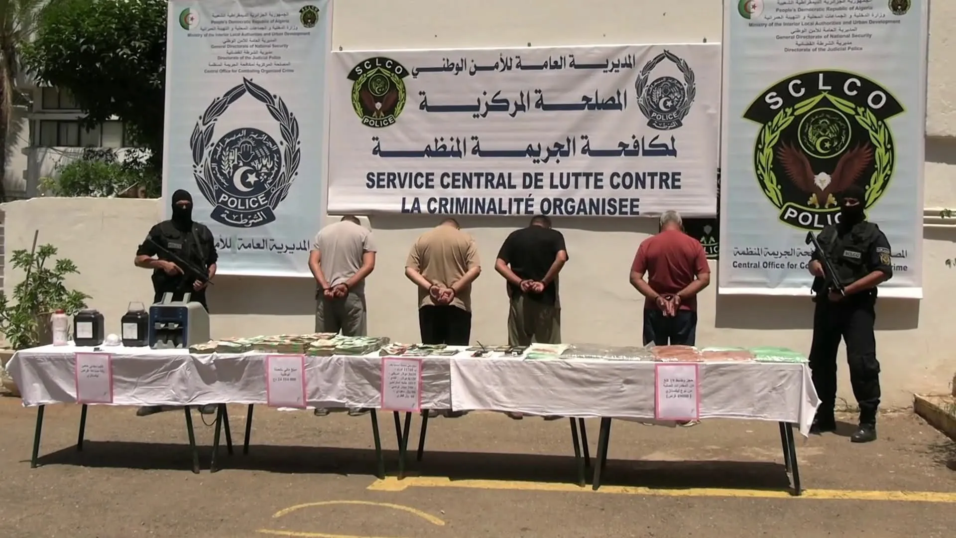 الإطاحة بعصابة مخدرات صلبة مع حجز أموال ضخمة وسيارات فخمة