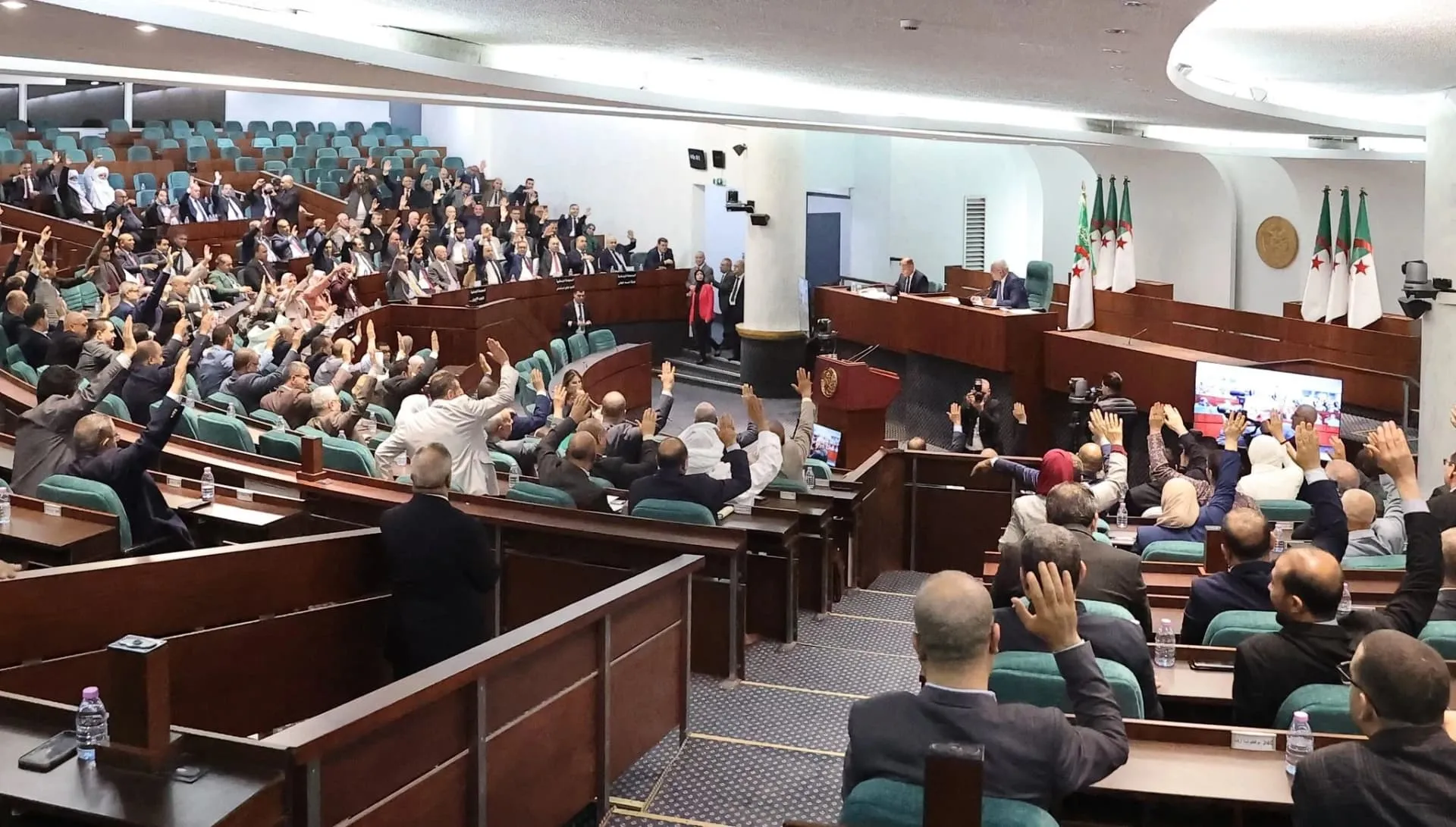 صدور القانون المحدد للدوائر الانتخابية وعدد المقاعد المطلوب