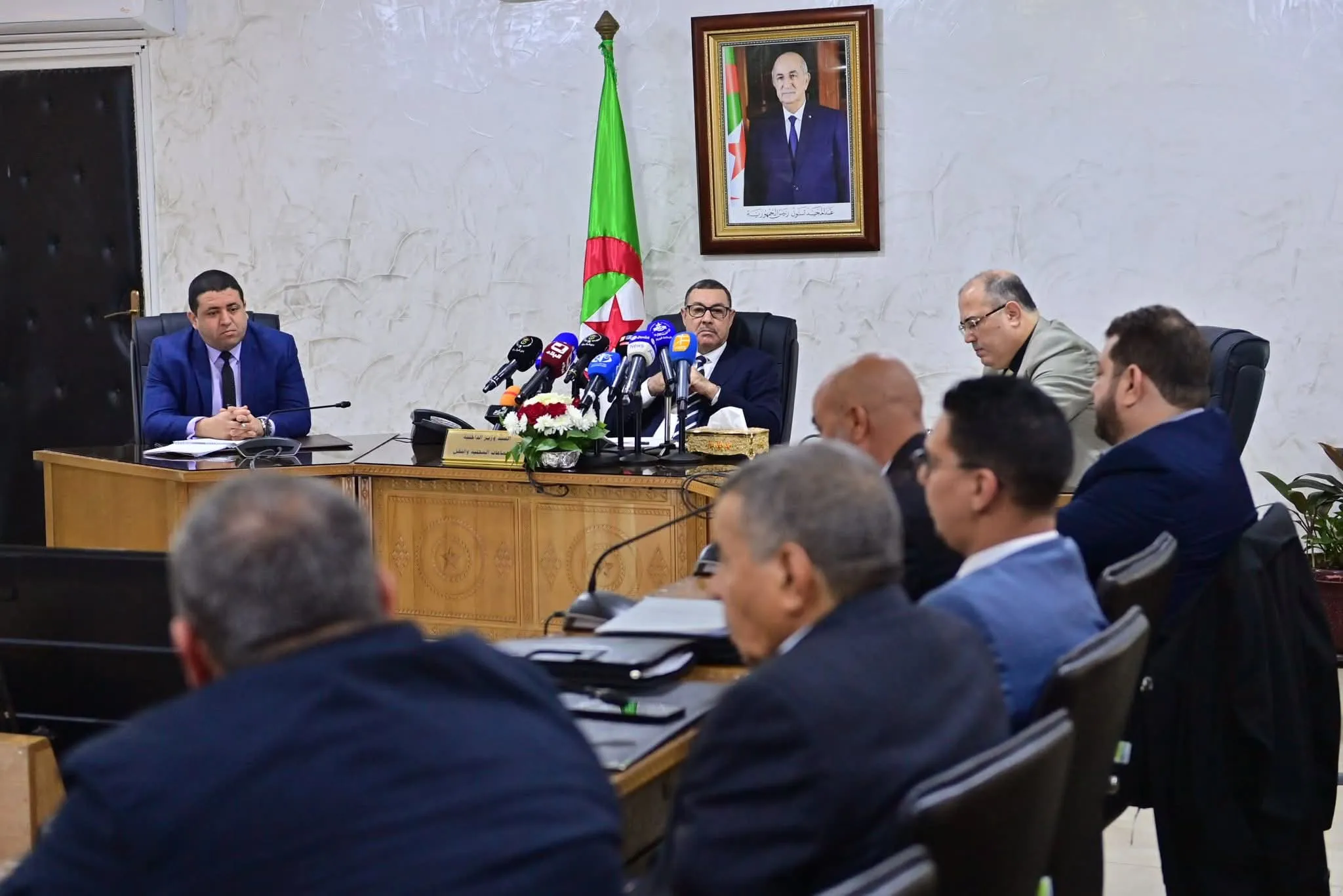 بعد الاجتماع مع الوزير..النقابة الوطنية للناقلين بسيارات الأجرة تثمّن