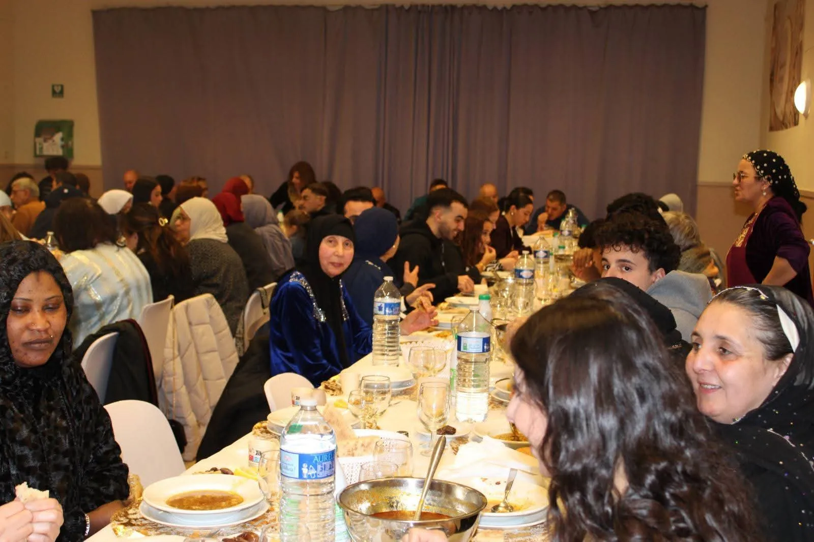 سفير الجزائر في بلجيكا يشارك مأدبة إفطار للجالية الجزائرية