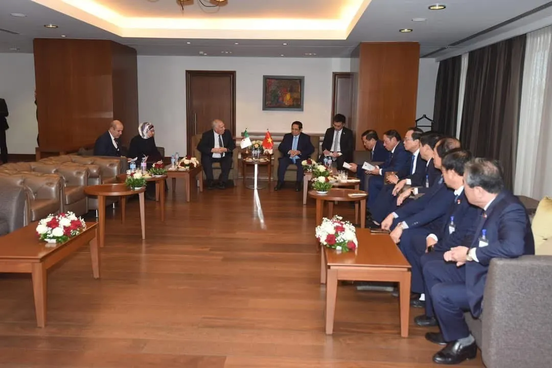 وزير المجاهدين يستقبل من قبل الوزير الأول الفيتنامي