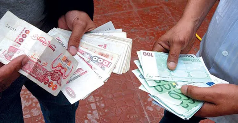 هذا هو سبب تراجع الدينار الجزائري أمام الأورو والدولار