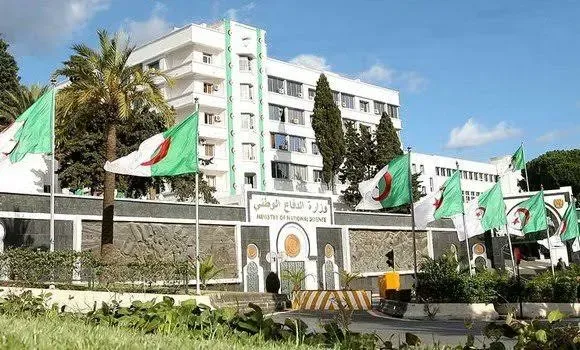 وزارة الدفاع تكذب مزاعم زائفة حول أنشطة سرية في منطقة الساحل