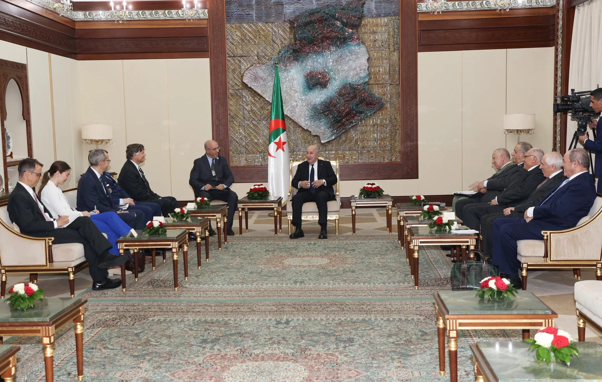 الرئيس تبون يستقبل نائب كاتب الدولة الأمريكي وقائد “أفريكوم”