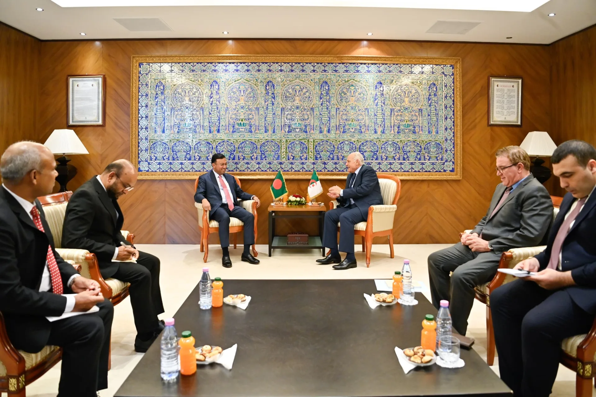 الجزائر وبنغلاديش تبحثان تعزيز التعاون الثنائي في قطاعات حيوية