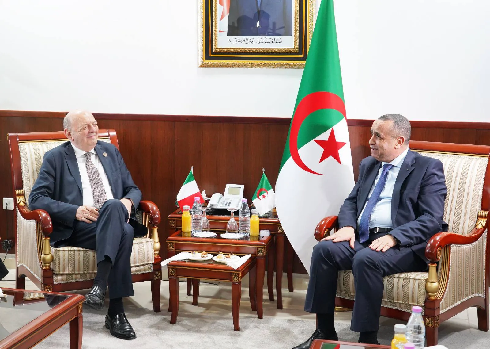 الجزائر وإيطاليا تبحثان مشروع الربط الكهربائي عبر الكابل البحري