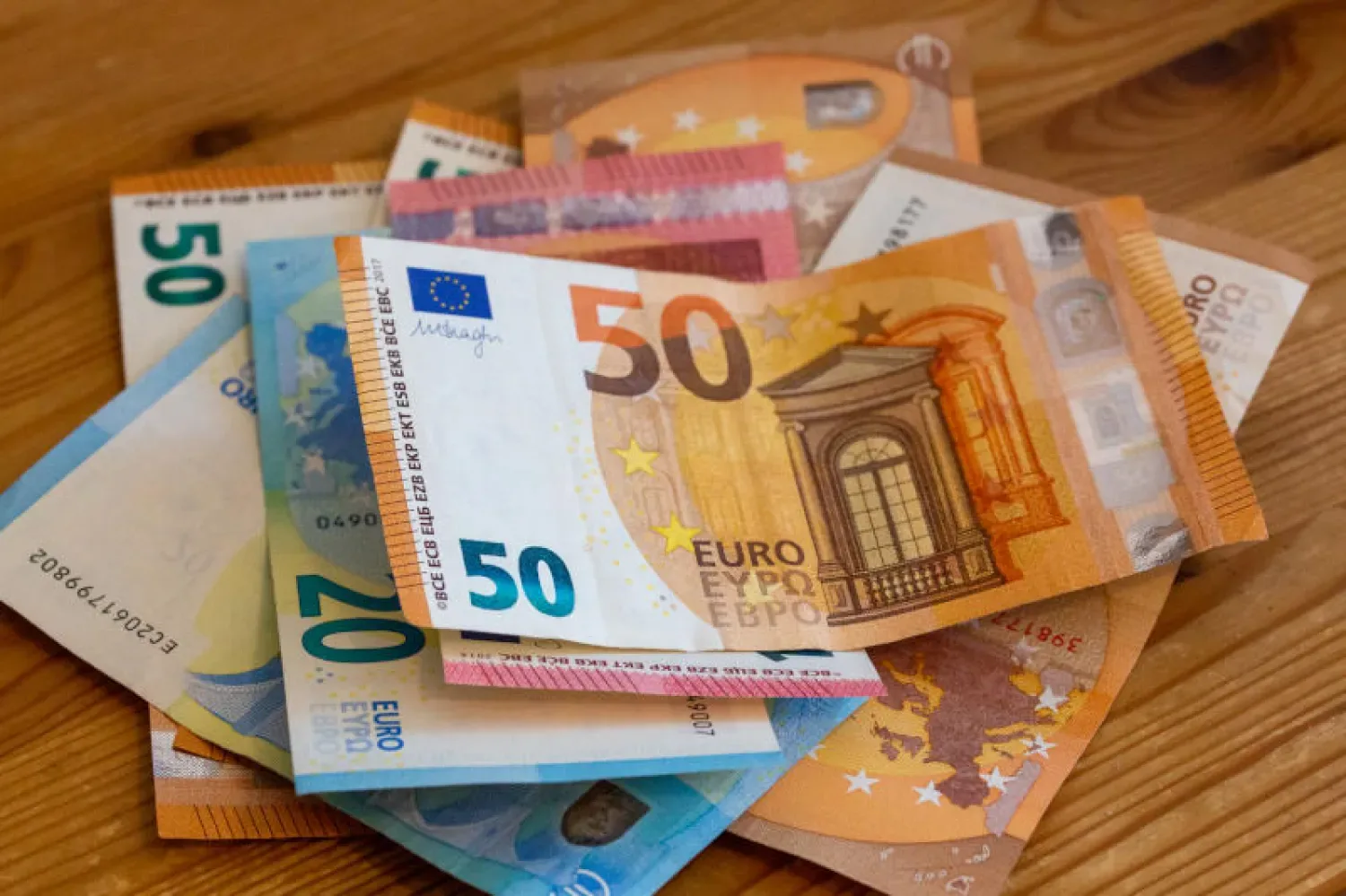 اليورو يهبط لأدنى مستوى منذ 2025 وسط اضطرابات سياسية ومالية في أوروبا