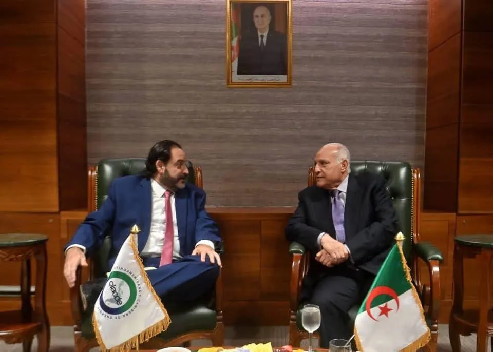 عطاف يستقبل الأمين التنفيذي لمنظمة الطاقة لأمريكا اللاتينية والكاريبي