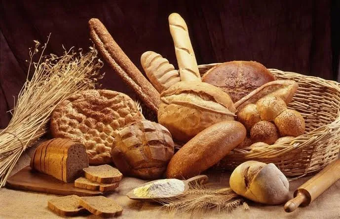 مطاعم فرنسية تدرس فرض رسوم على الخبز والماء لمواجهة هدر الطعام