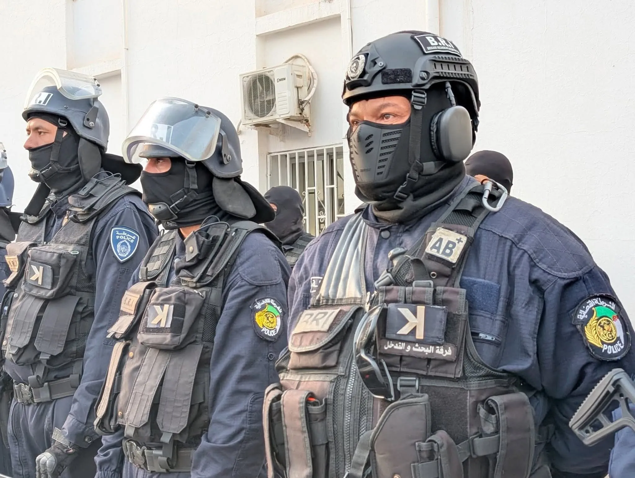 توقيف 17 شخصا في مداهمة أمنية ضد عصابات الأحياء ببوفاريك