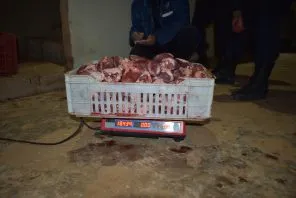 حجز 3 قناطير من أحشاء البقر والغنم في البيض