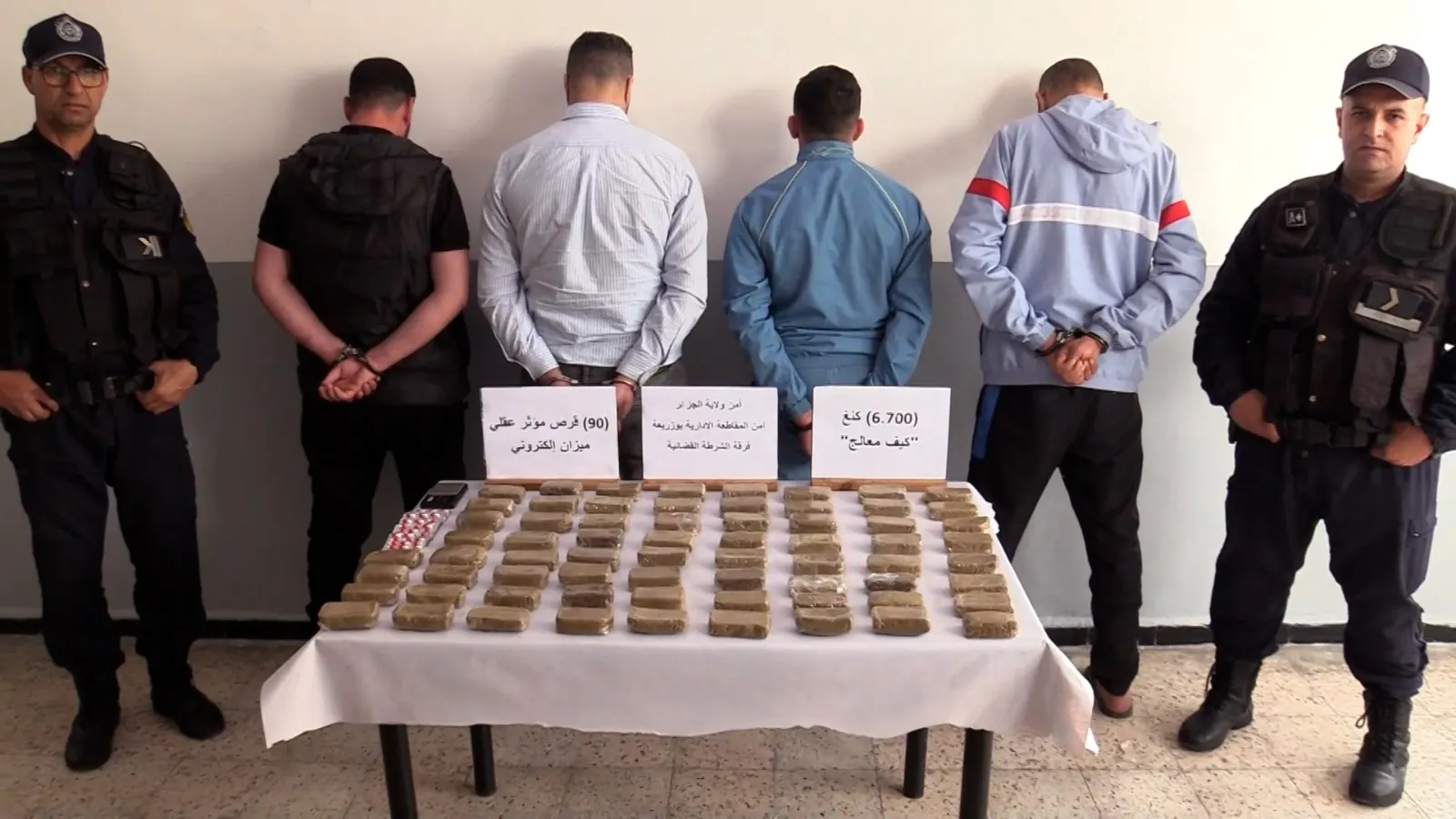 أمن العاصمة يطيح بعصابة  تخزن السموم داخل مساكنها