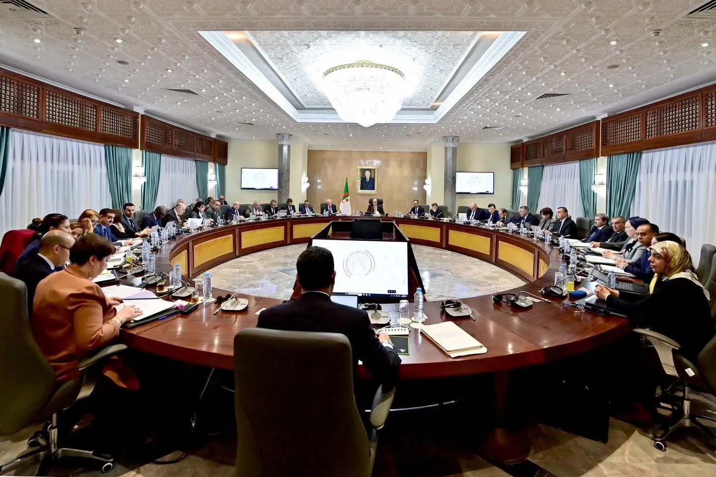 دراسة ملفات هامة.. الوزير الأول يترأس اجتماعا للحكومة