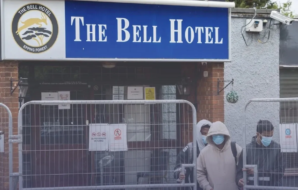 الحكومة البريطانية تبدأ نقل طالبي اللجوء بعد تعهد إنهاء فنادق المهاجرين