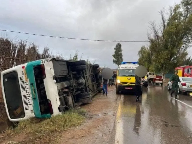 إصابة 15شخصا في حادث انقلاب حافلة لنقل المسافرين