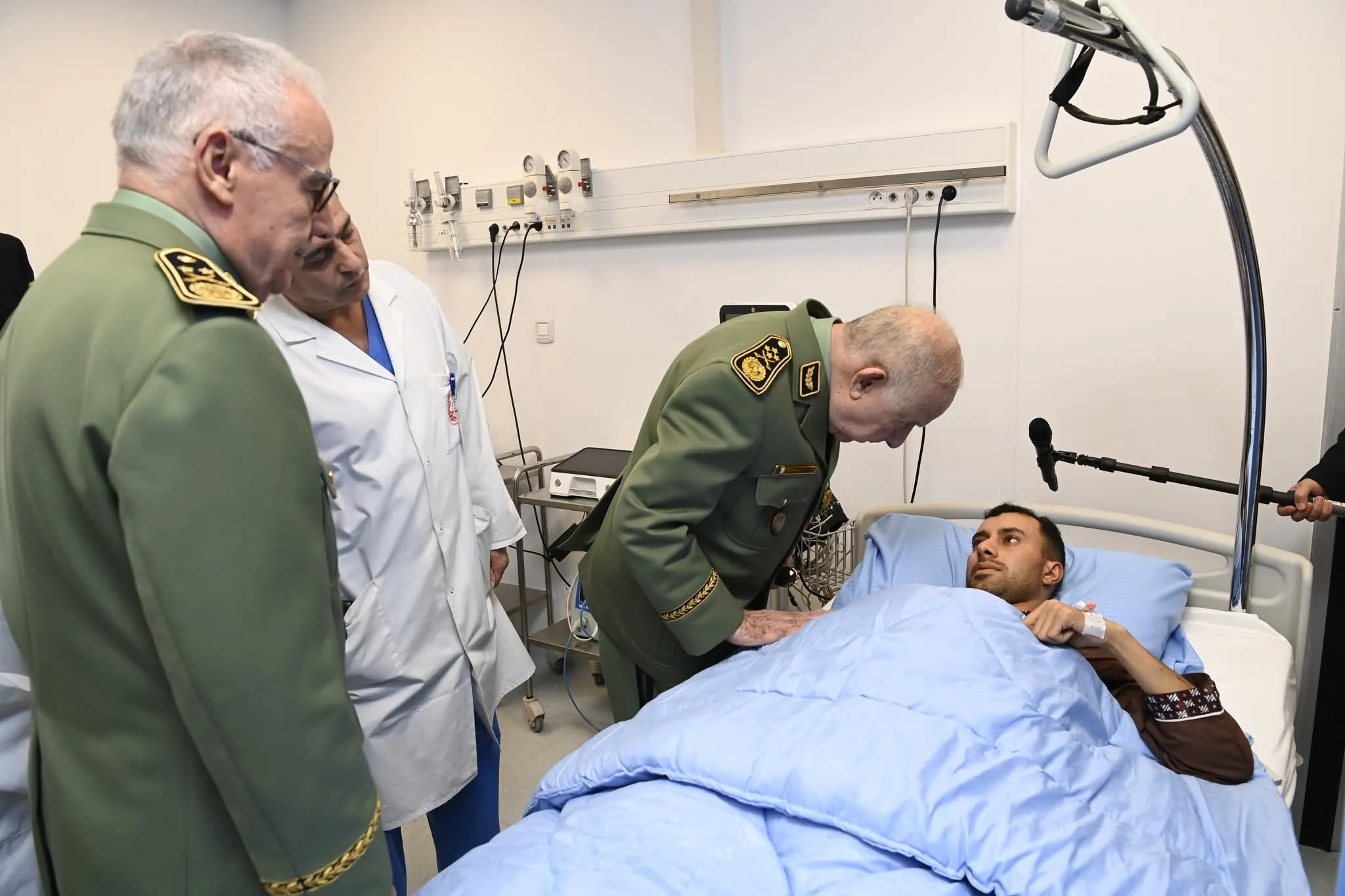 الفريق أول السعيد شنقريحة يتفقد جرحى حادث المرور الأليم بولاية بني عباس