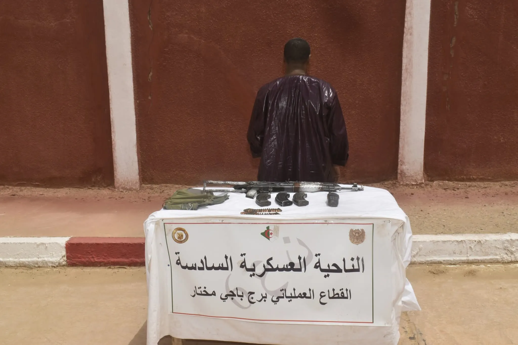 الإرهابي كزازي عمر يسلم نفسه للسلطات العسكرية في برج باجي مختار