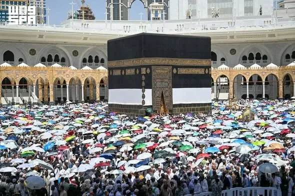 الحجاج المتعجلون يؤدون طواف الوداع