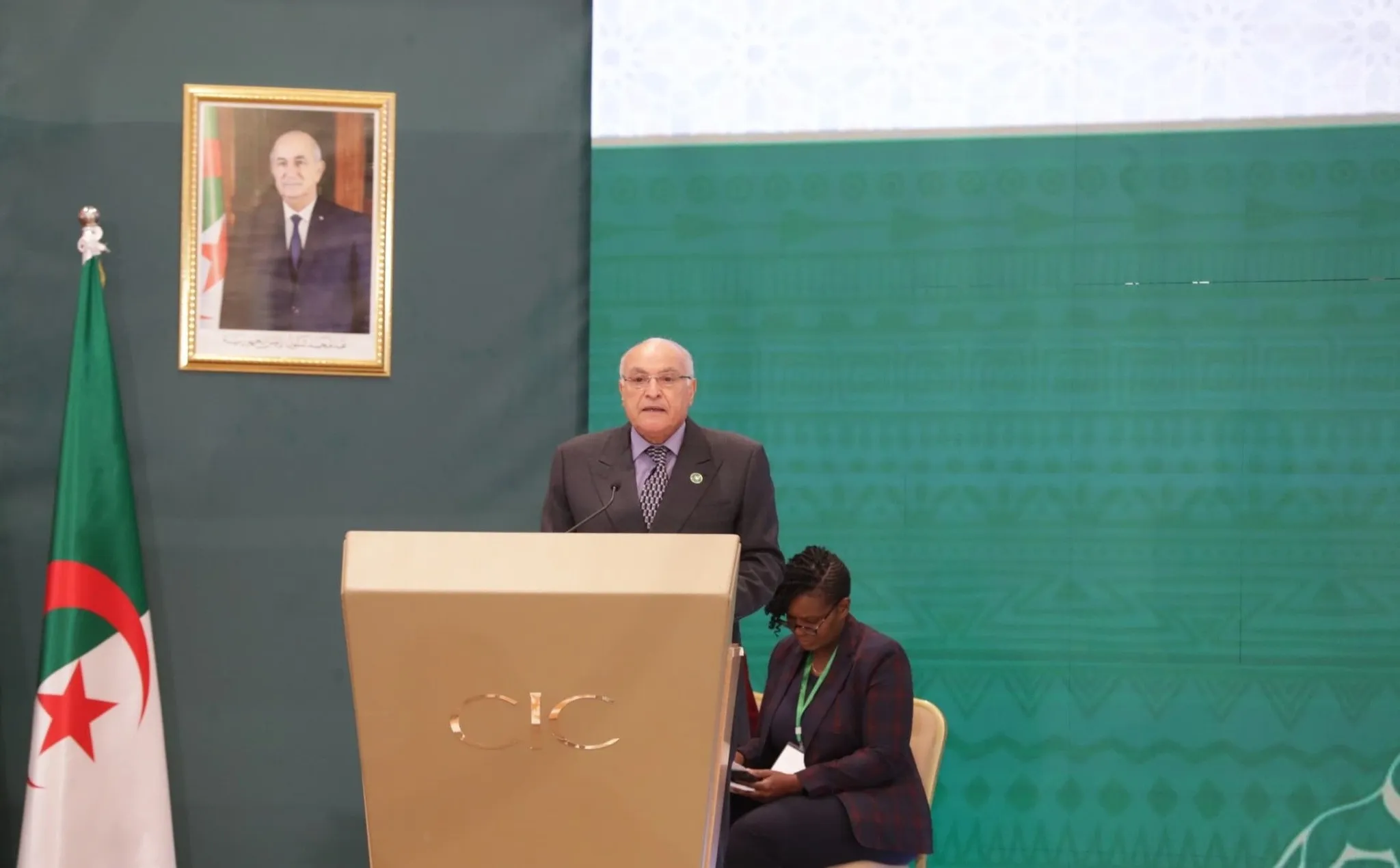 عطاف: قارة إفريقيا أحوجُ ما تكون اليوم إلى تعزيز دورها الدبلوماسي