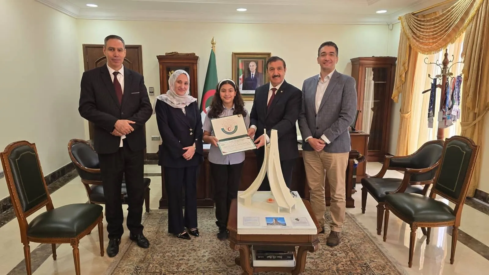 سفير الجزائر في قطر يكرم التلميذة سامية البشير