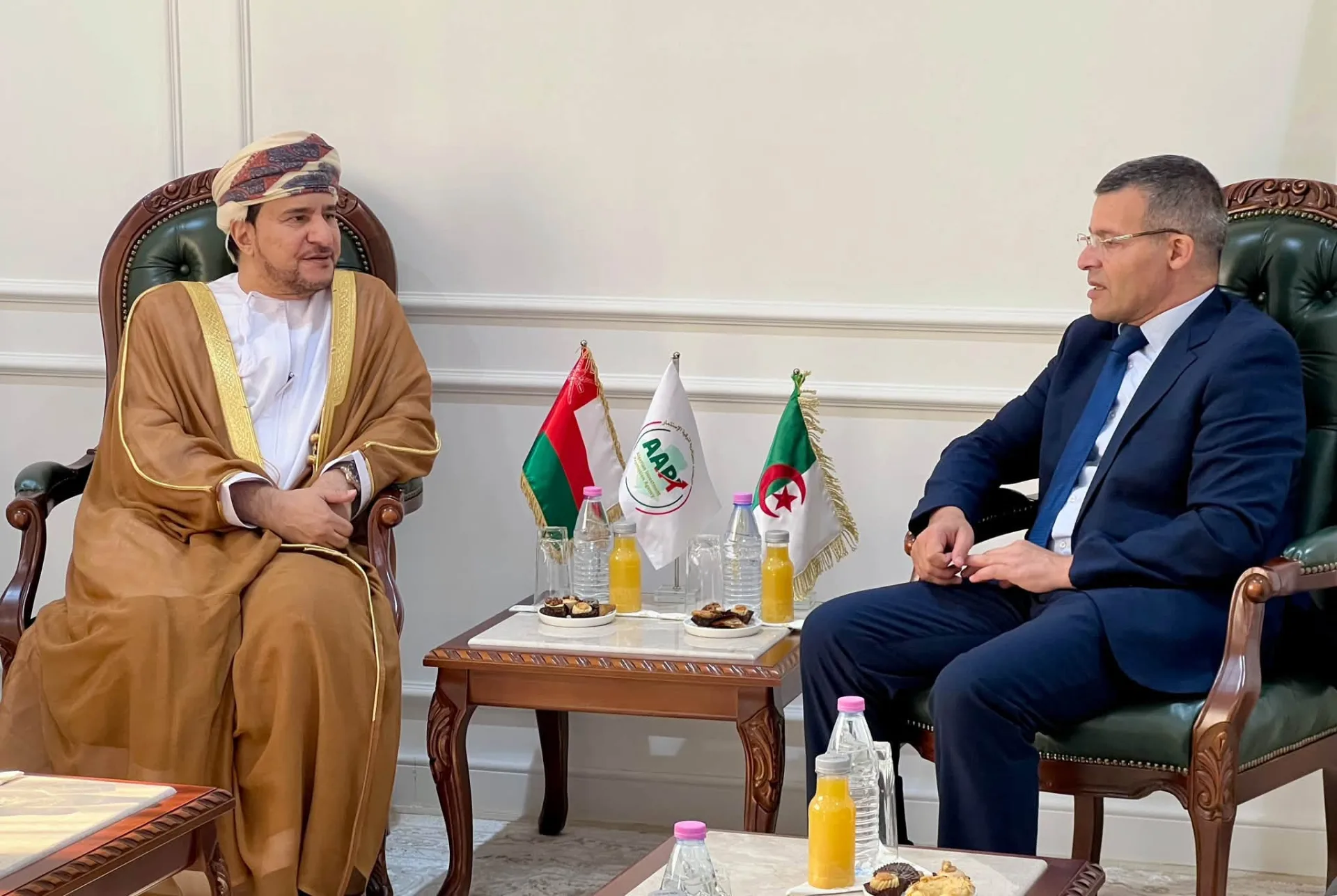 الجزائر وسلطنة عمان تبحثان تعزيز الشراكة الاستثمارية في قطاعات حيوية