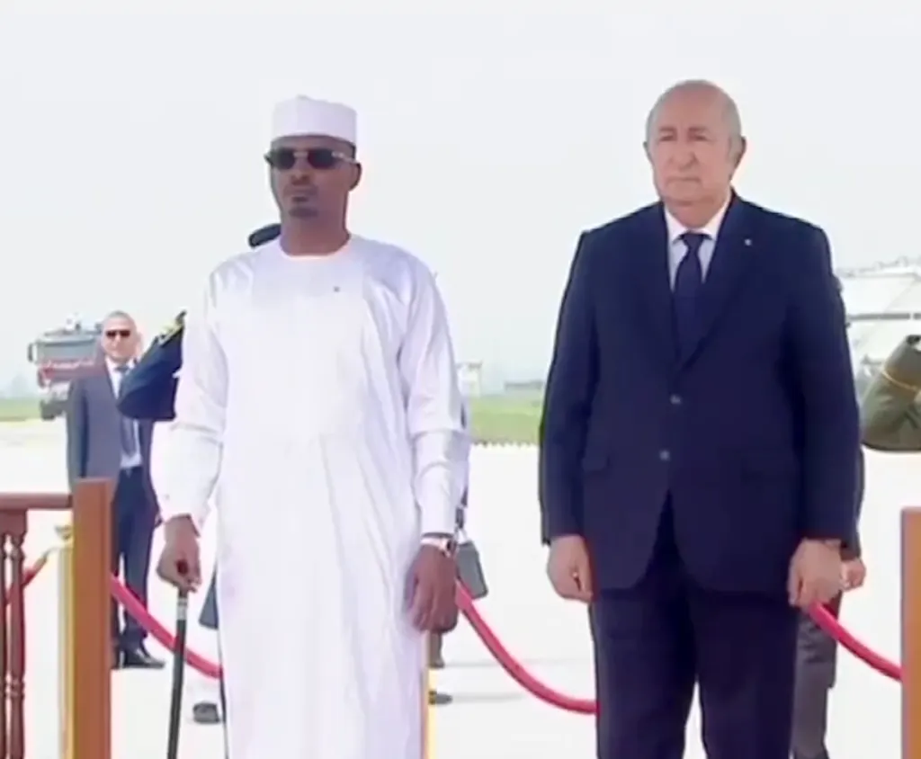 رئيس الجمهورية يستقبل الرئيس التشادي بمطار الجزائر الدولي