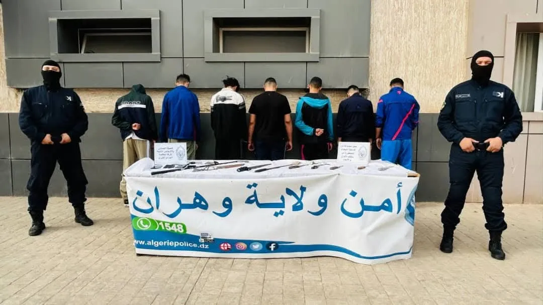 الإطاحة بعصابة أحياء وحجز أسلحة بيضاء محظورة بوهران