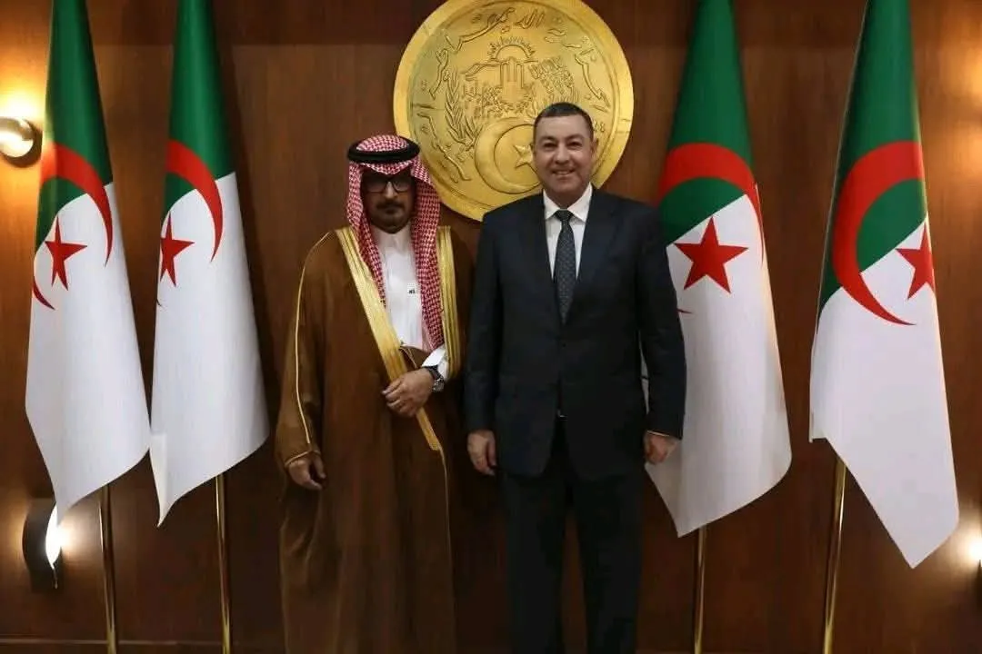 وزير الداخلية يستقبل السفير السعودي