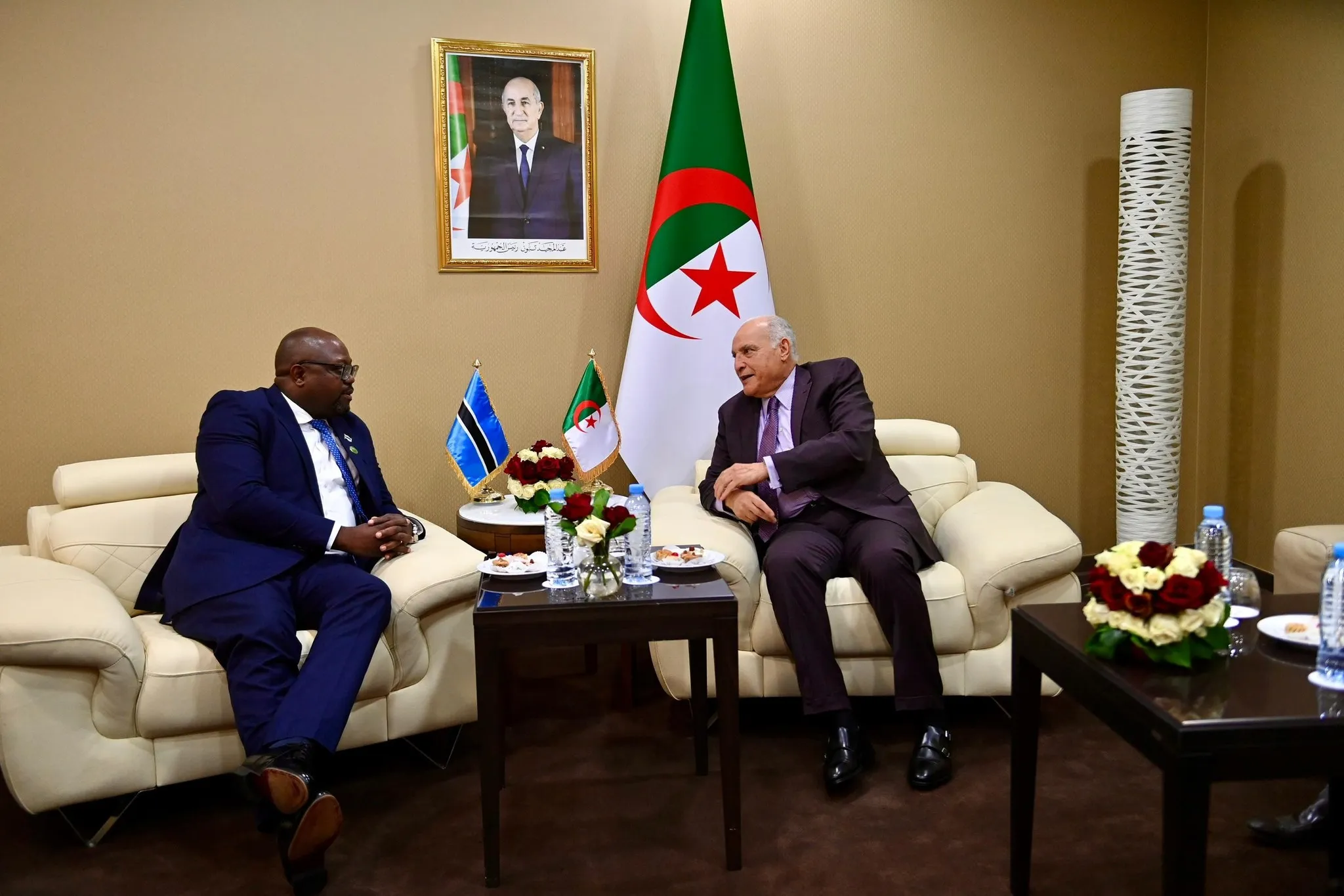 وزير الخارجية أحمد عطاف يستقبل وزير العلاقات الدولية لجمهورية بوتسوانا