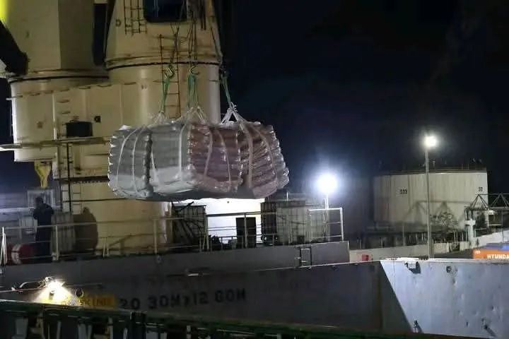 ميناء سكيكدة: شحن 10 طن من الإسمنت المعبأ موجه إلى ليبيا