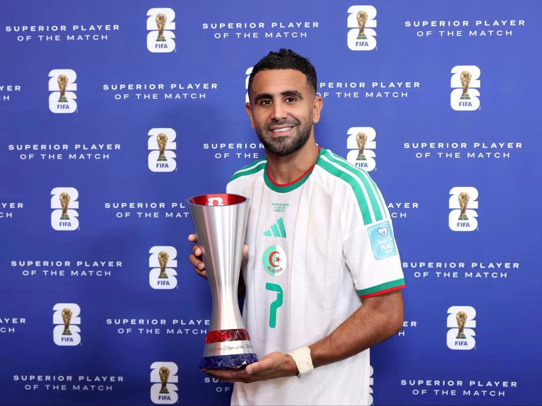 رياض محرز يتوج بجائزة أفضل لاعب في مباراة الجزائر والنمسا