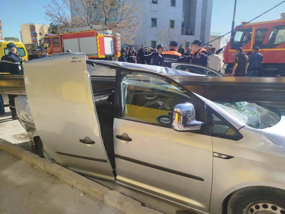 وفاة شخصين وإصابة 10 آخرين إثر سقوط رافعة على سيارتين