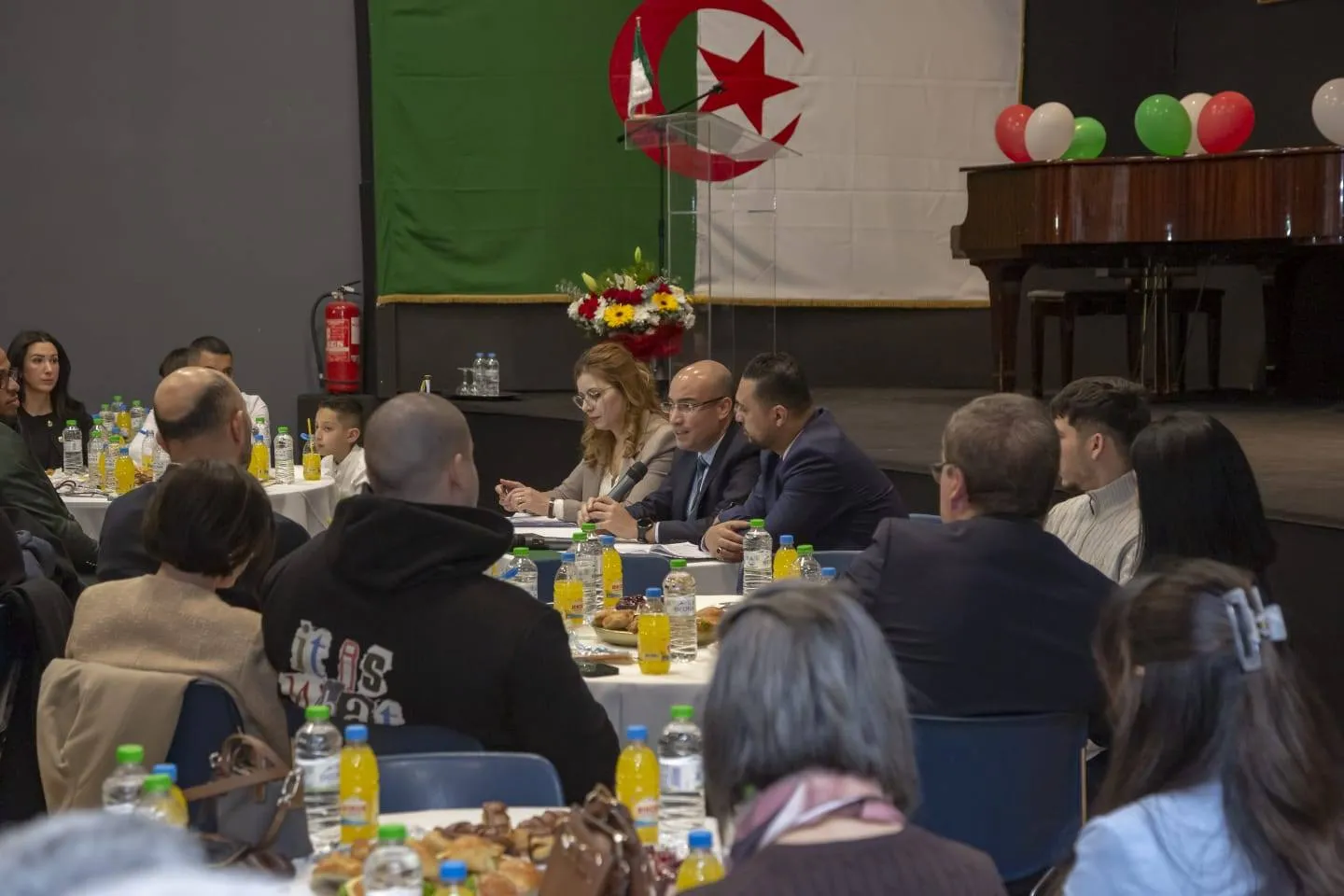 شايب يلتقي بأفراد الجالية الجزائرية المقيمة باليونان