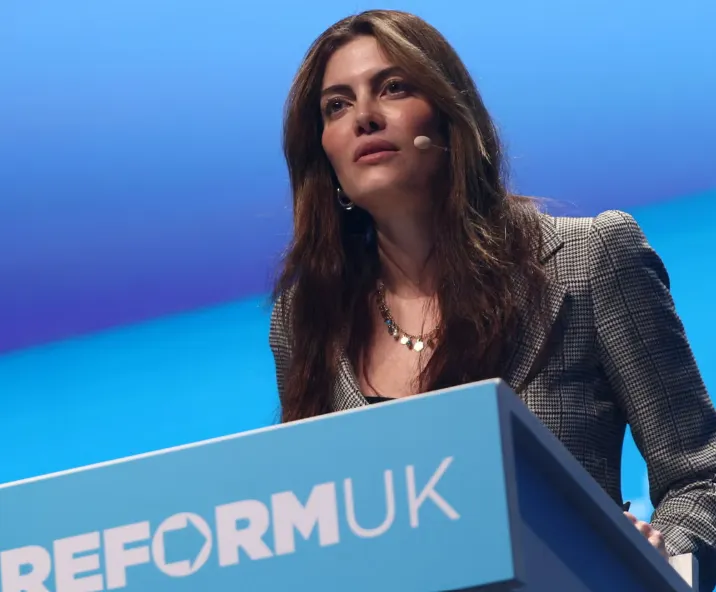 تصريحات عن النقاب تفجر عاصفة سياسية في سباق عمدة لندن