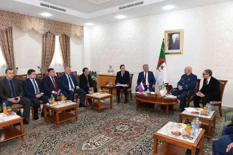بن بيشة يستقبل مسؤولاً روسياً لبحث التعاون العسكري