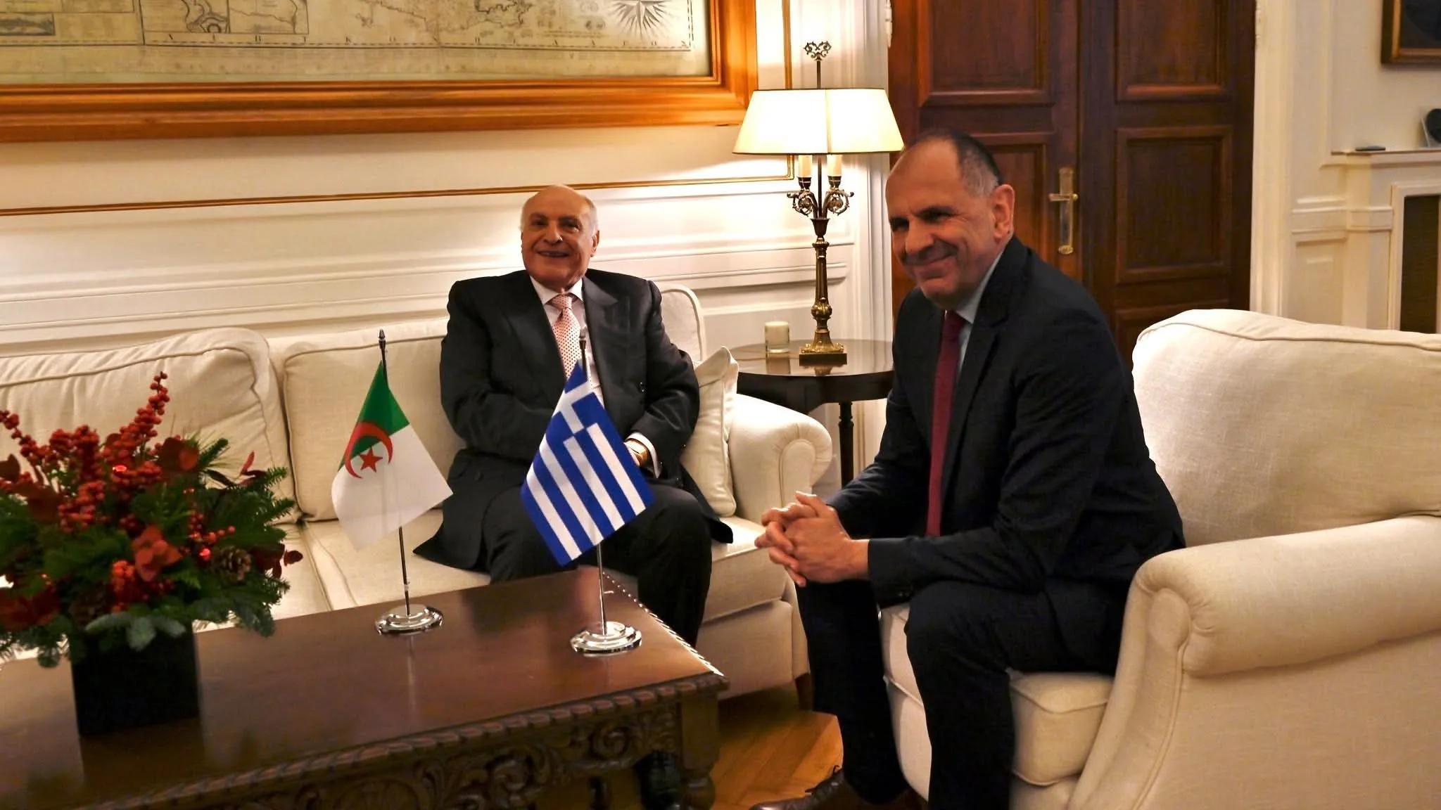 عطّاف يجري مباحثات مع نظيره اليوناني